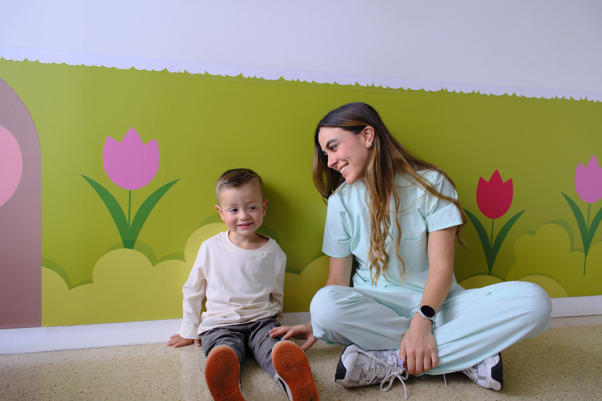 Dra. Susi Calle con un paciente en su consultorio de odontopediatría