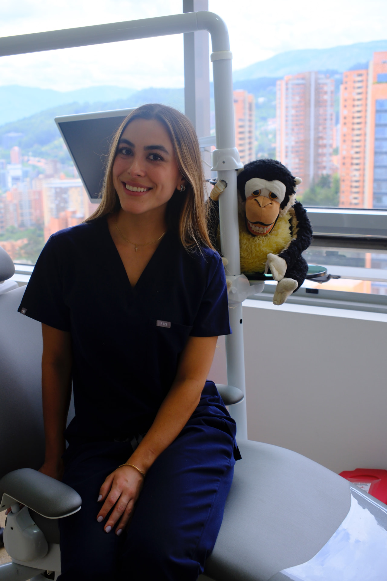 La Dra. Susi Calle en su consultorio de odontopediatría en Medellín